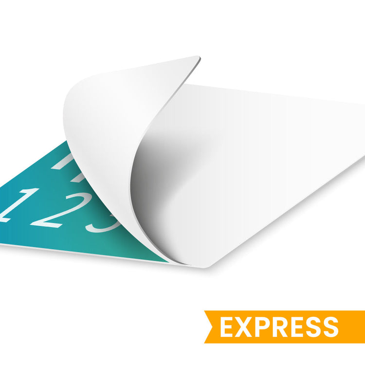 Schaufensteraufkleber. Ansicht wie das Trägerpapier abgezogen wird und die Schrift zu sehen ist. Hier als Beispiel in türkis mit Zahlen. Als Express Lieferung zu bestellen.