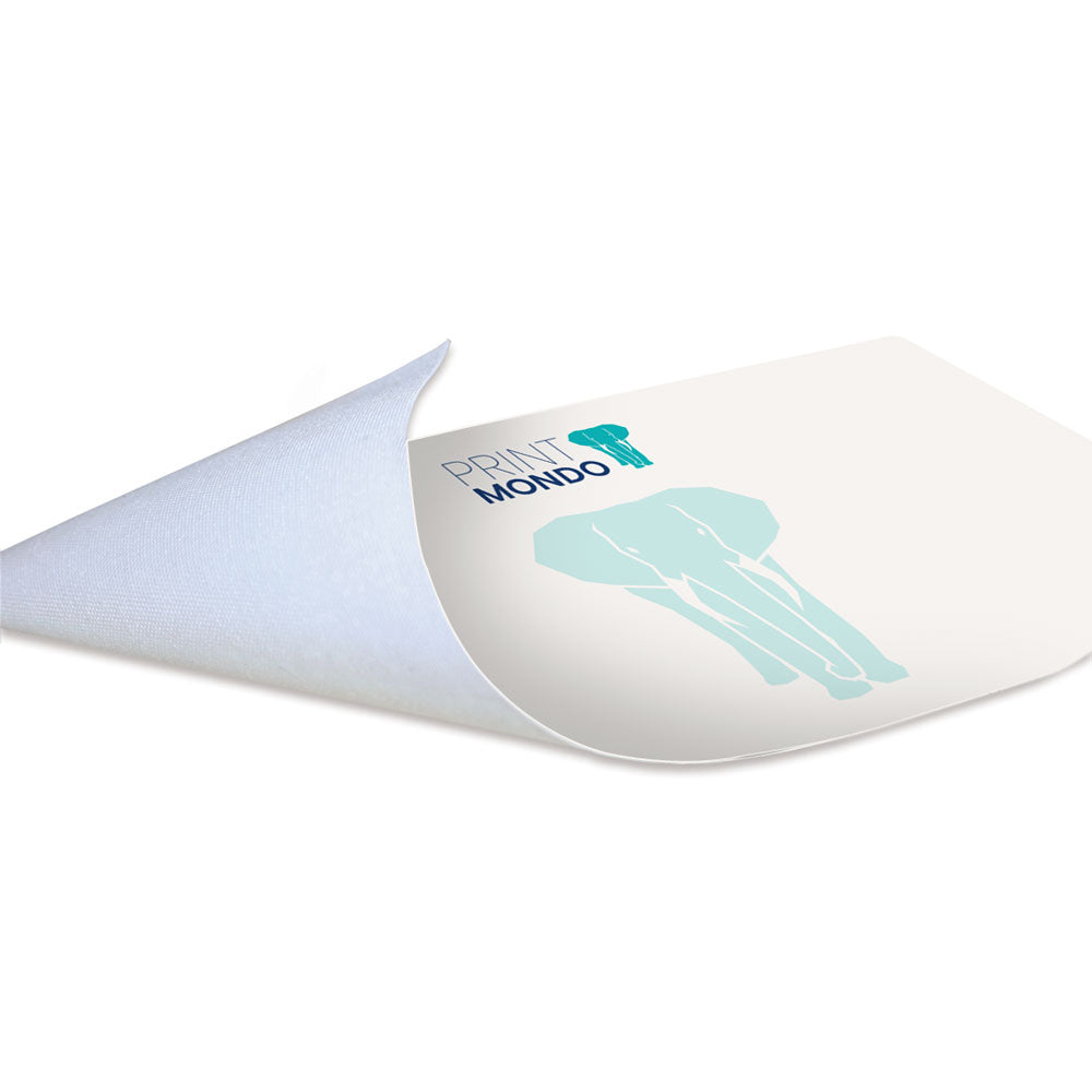 Detailansicht vom Großformatmaterial Dekotex, Ansicht von der Rückseite. Bedruckt mit Wunschmotiv in Größe ihrer Wahl. Hier mit Beispieldruck in weiss und türkis mit dem Print Mondo Logo und dem Elefanten.