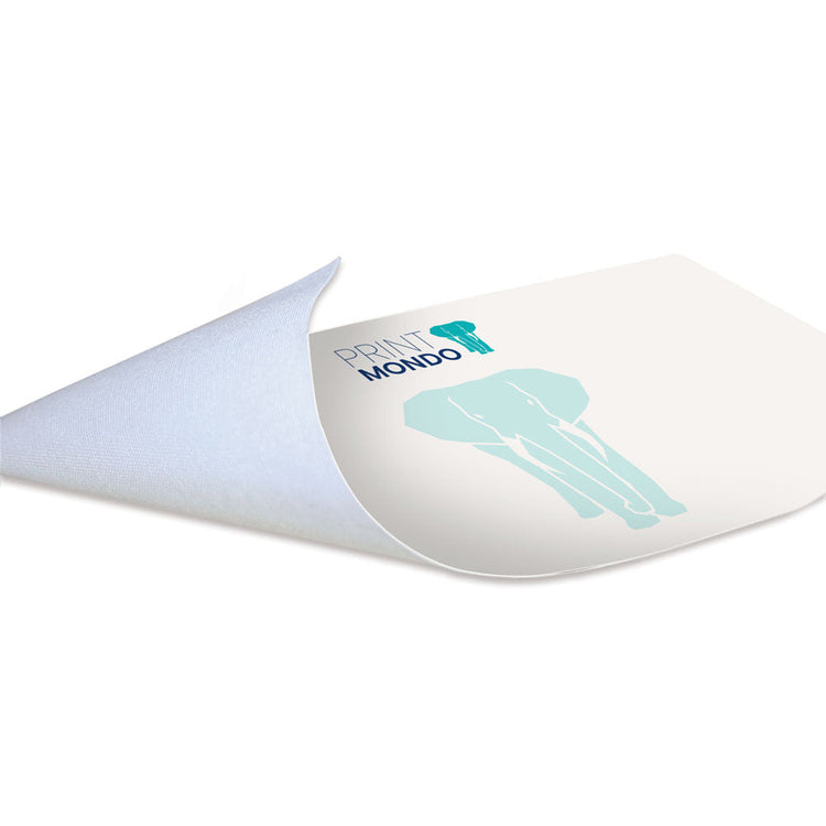 Detailansicht vom Großformatmaterial Dekotex, Ansicht von der Rückseite. Bedruckt mit Wunschmotiv in Größe ihrer Wahl. Hier mit Beispieldruck in weiss und türkis mit dem Print Mondo Logo und dem Elefanten.