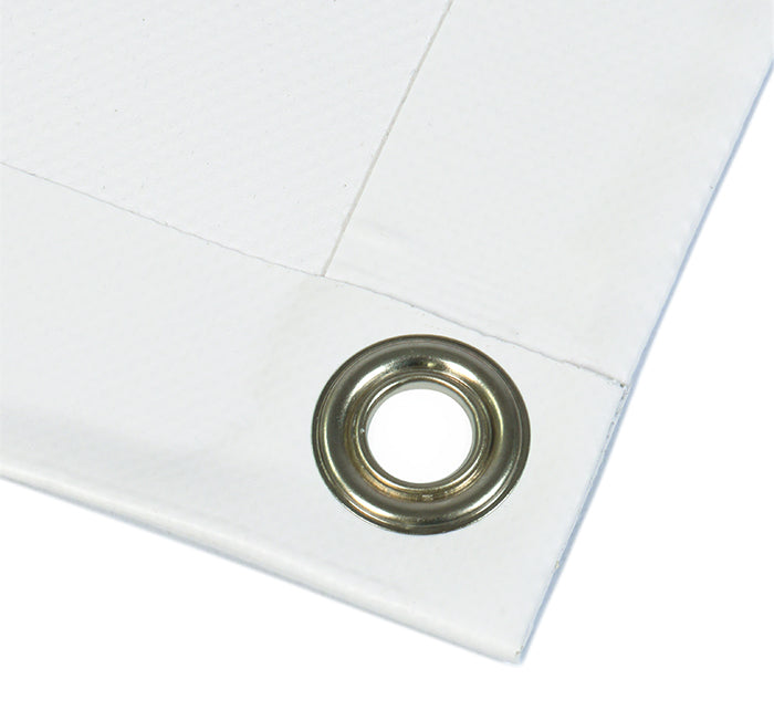 Detailaufnahme eines weißen Werbebanners mit Metallöse und verstärktem Rand für eine stabile Befestigung.