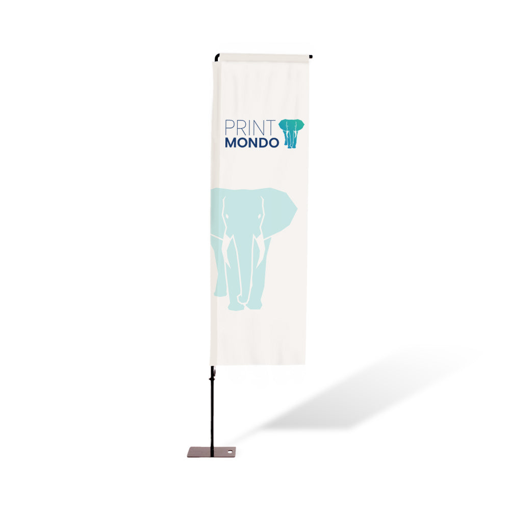 Fahnensystem mit rechteckigem hellem Druck und als Beispiel mit Bodenplatte. Hier mit einem Beispieldruck in weiss und türkis mit dem Print Mondo Elefanten Logo in blau.