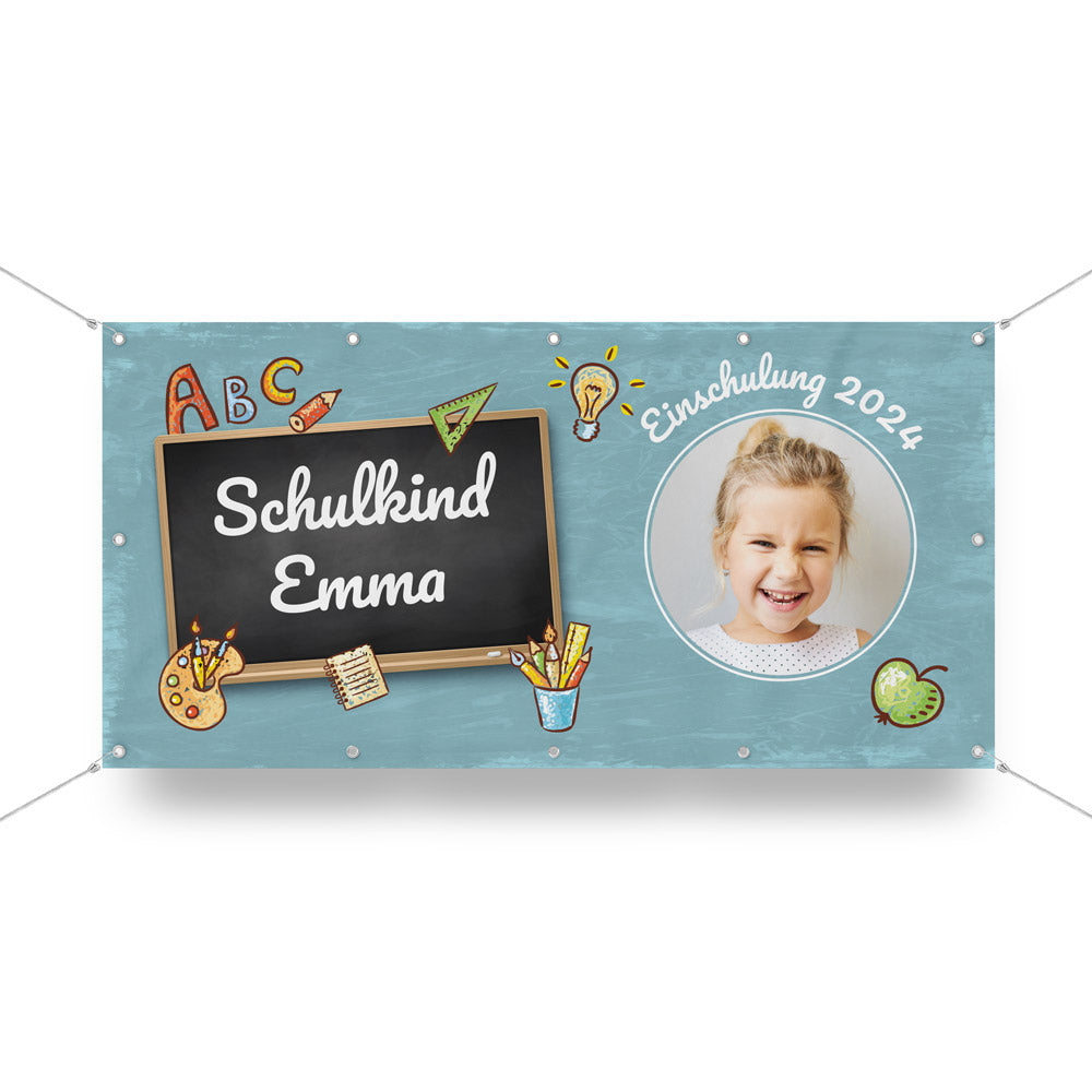Einschulung Banner "Emma".
Ein selbst personalisierter Banner mit Ösen und Befestigung. Der Banner ist vorgestaltet und kann mit eigenem Namen und Foto gedruckt werden. Hier in blau, mit Comics und dem Satz "Schulkind Emma, Einschulung 2024" als Beispiel.