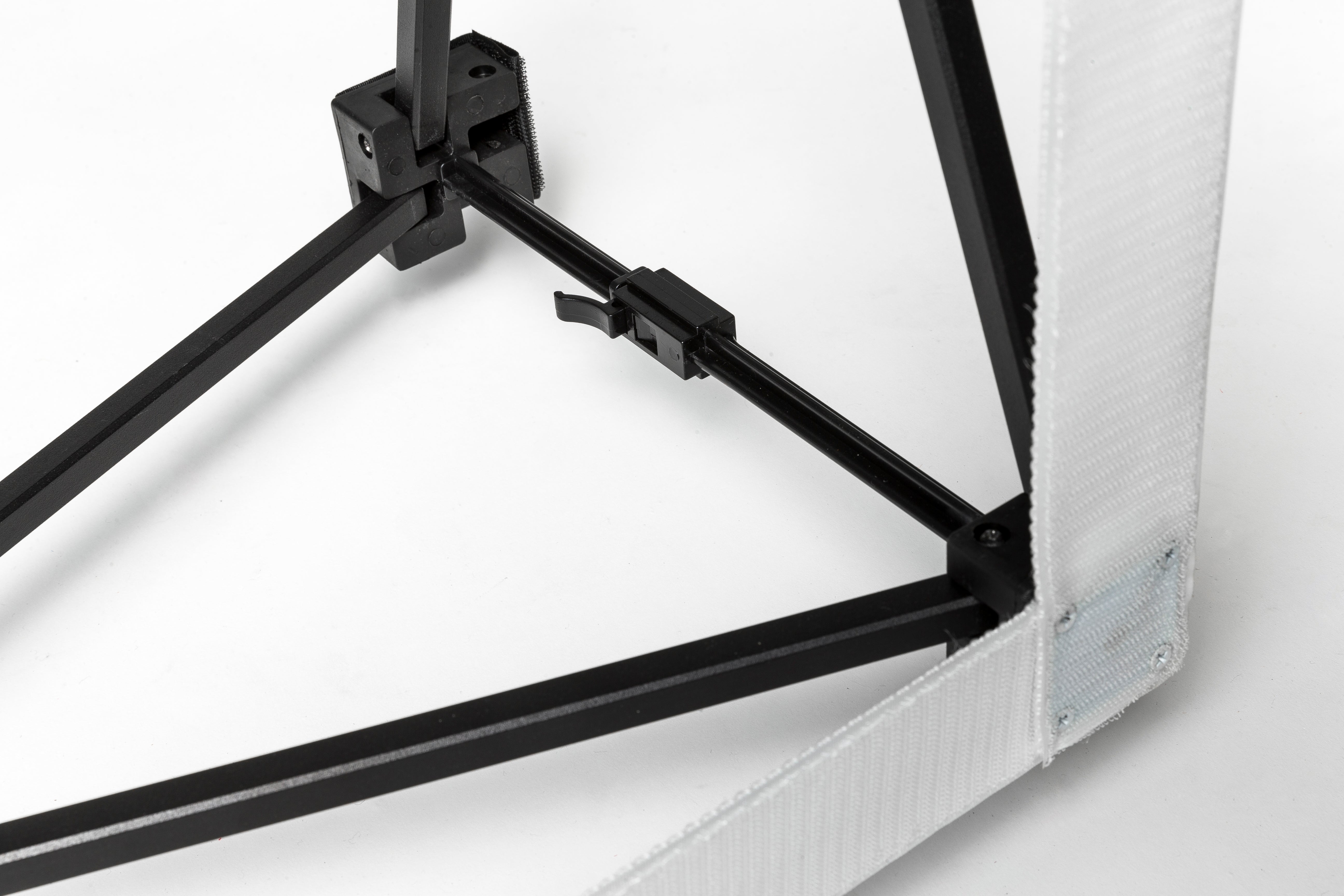 Scherengitter System, Detail der Textilwand Basic. Front mit Klettband.