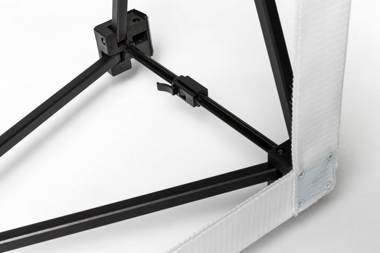 Scherengitter System, Detail der Textilwand Basic. Front mit Klettband.