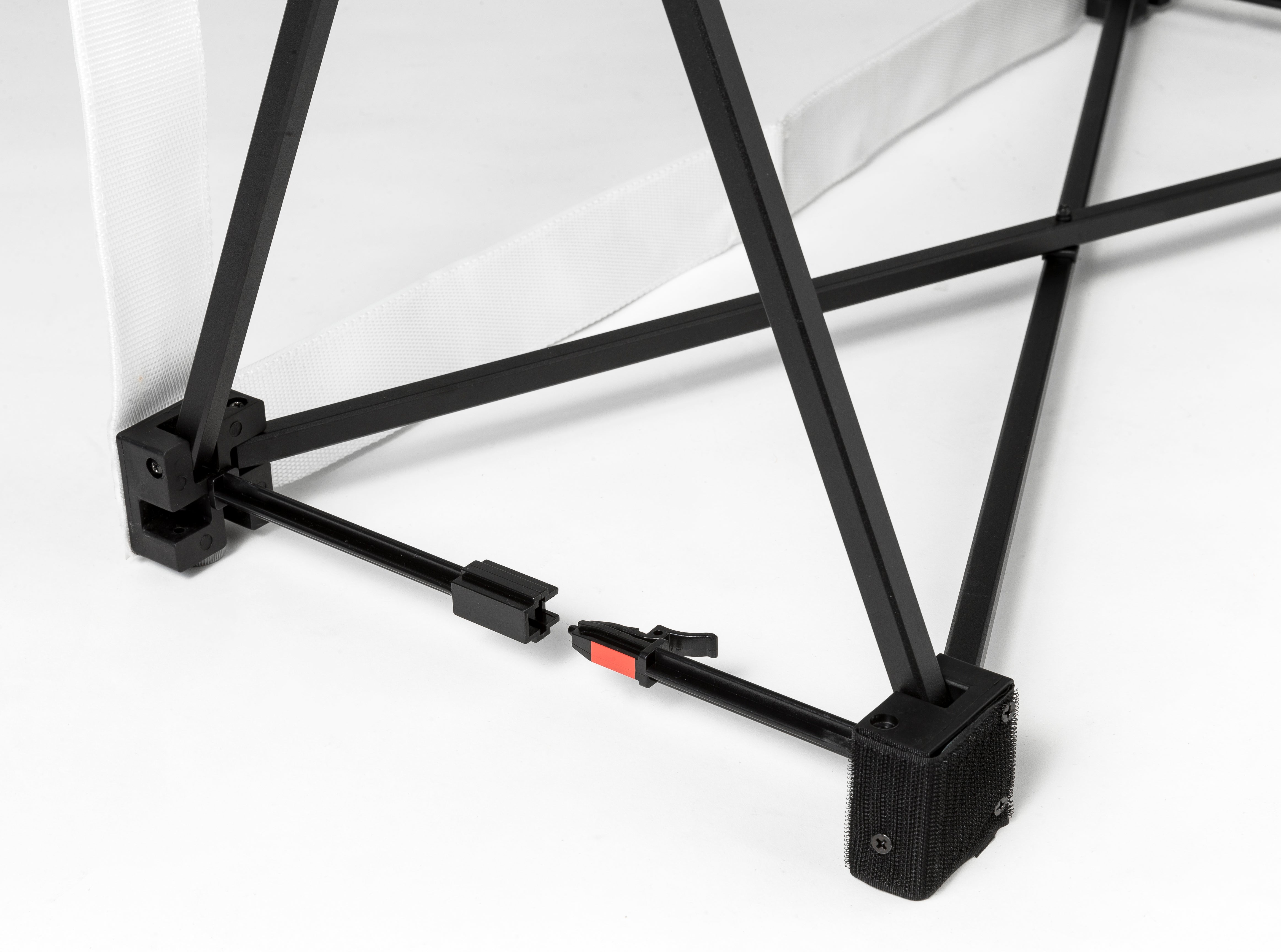 Rückseite Messewand Basic, Detail des Scherengitters und die Steckverbindung.