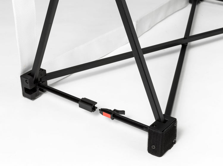 Rückseite Messewand Basic, Detail des Scherengitters und die Steckverbindung.