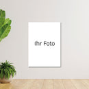 Platzhalter für ein individuelles Poster mit eigenem Foto. Wandbeispiel im Raum.