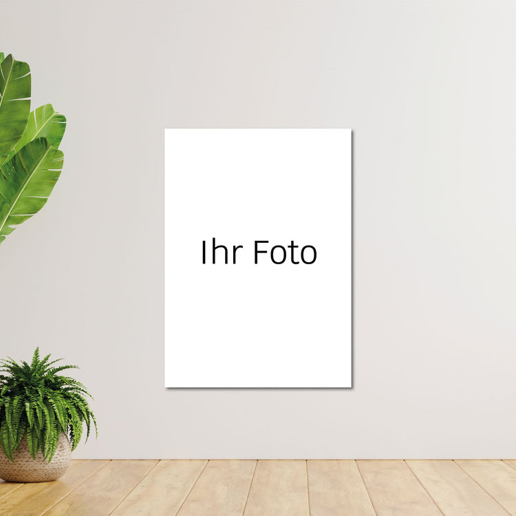 Platzhalter für ein individuelles Poster mit eigenem Foto. Wandbeispiel im Raum.