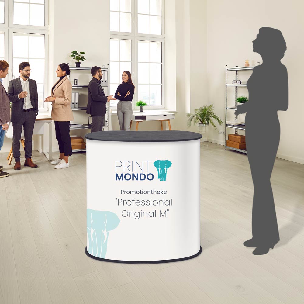 Beispielbild Professional Theke M im Einsatz mit Schattenperson daneben für den Größenvergleich. Hier mit Beispieldruck in weiss, türkis und blau mit dem Print Mondo Elefanten Logo.