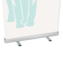 Roll Up Kassette Frontbereich mit zwei Standfüßen und schwarzen Kappen. Teilausschnitt Motiv