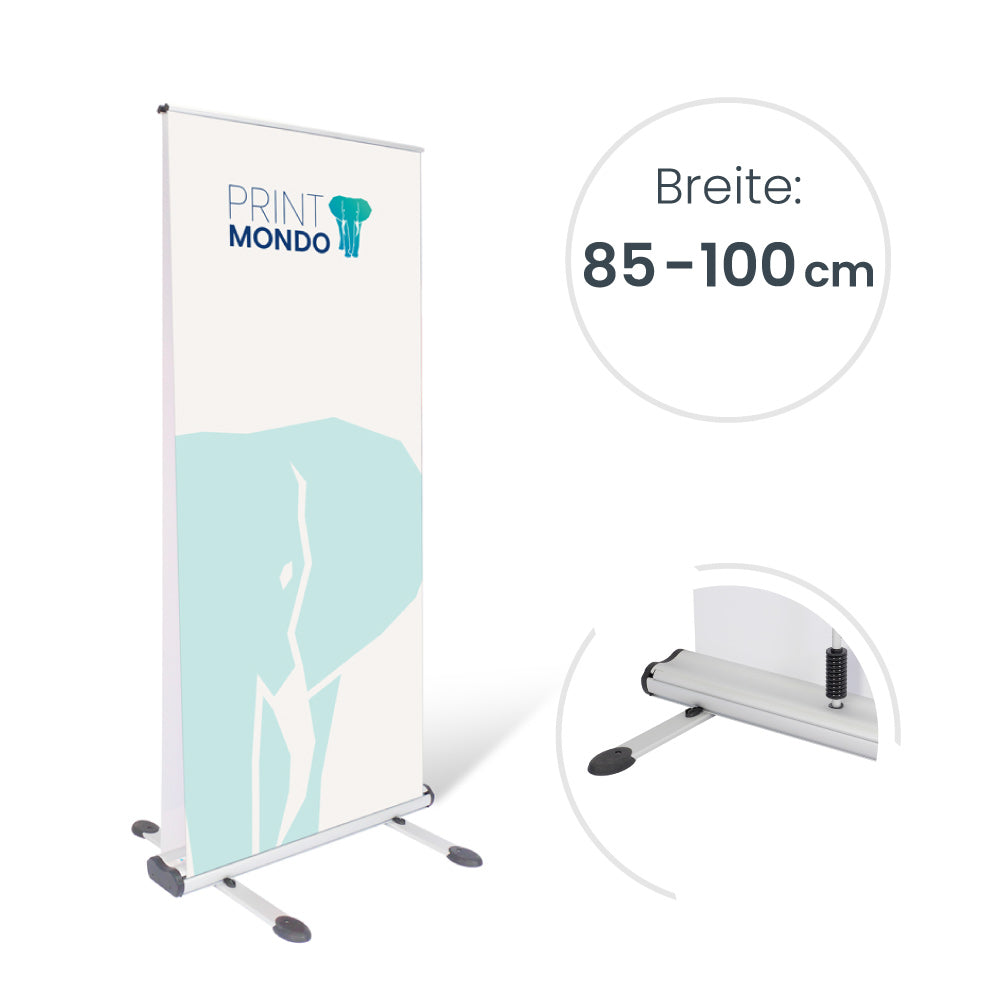 Outdoor Roll Up Double leichte Seitenansicht mit Blich auf zwei Querfüße und zwei Drucke. Zusätzliche Angabe über Breite in 85cm und 100cm. Detailbild der Alukassette mit Blick auf einen Querfuß und der Klappstange mit Federung.