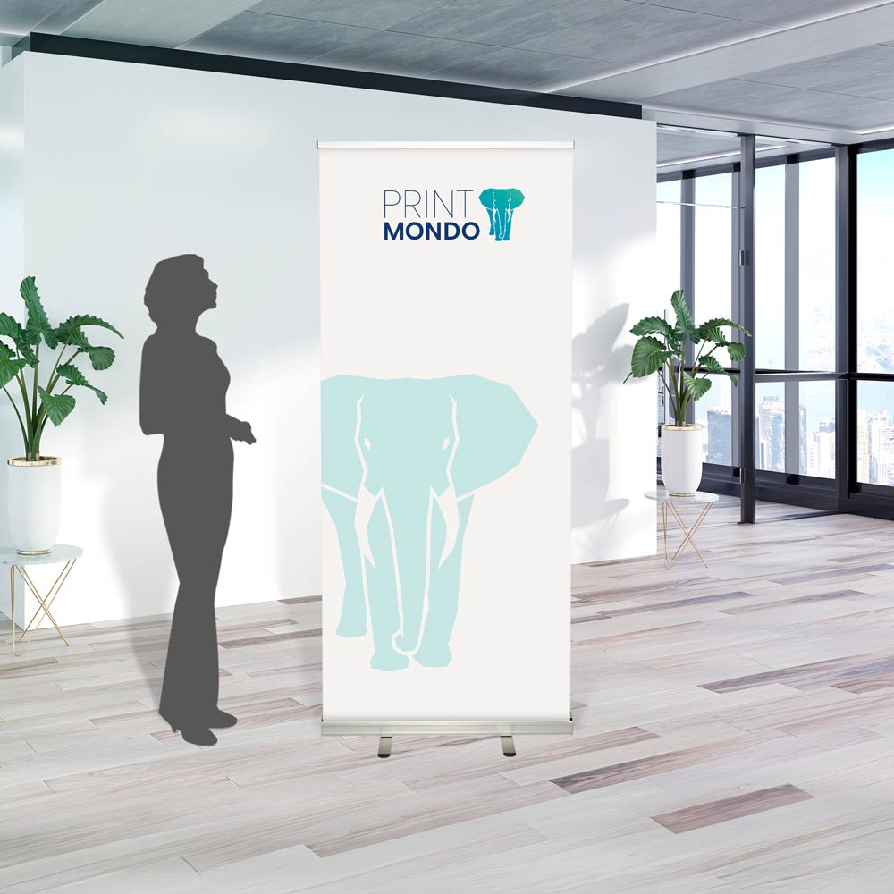 Beispielbild Roll Up im Einsatz in einem Büro mit Schattenperson daneben zum größenvergleich. Hier mit Beispieldruck in weiss, türkis und blau mit dem Print Mondo Elefanten Logo.