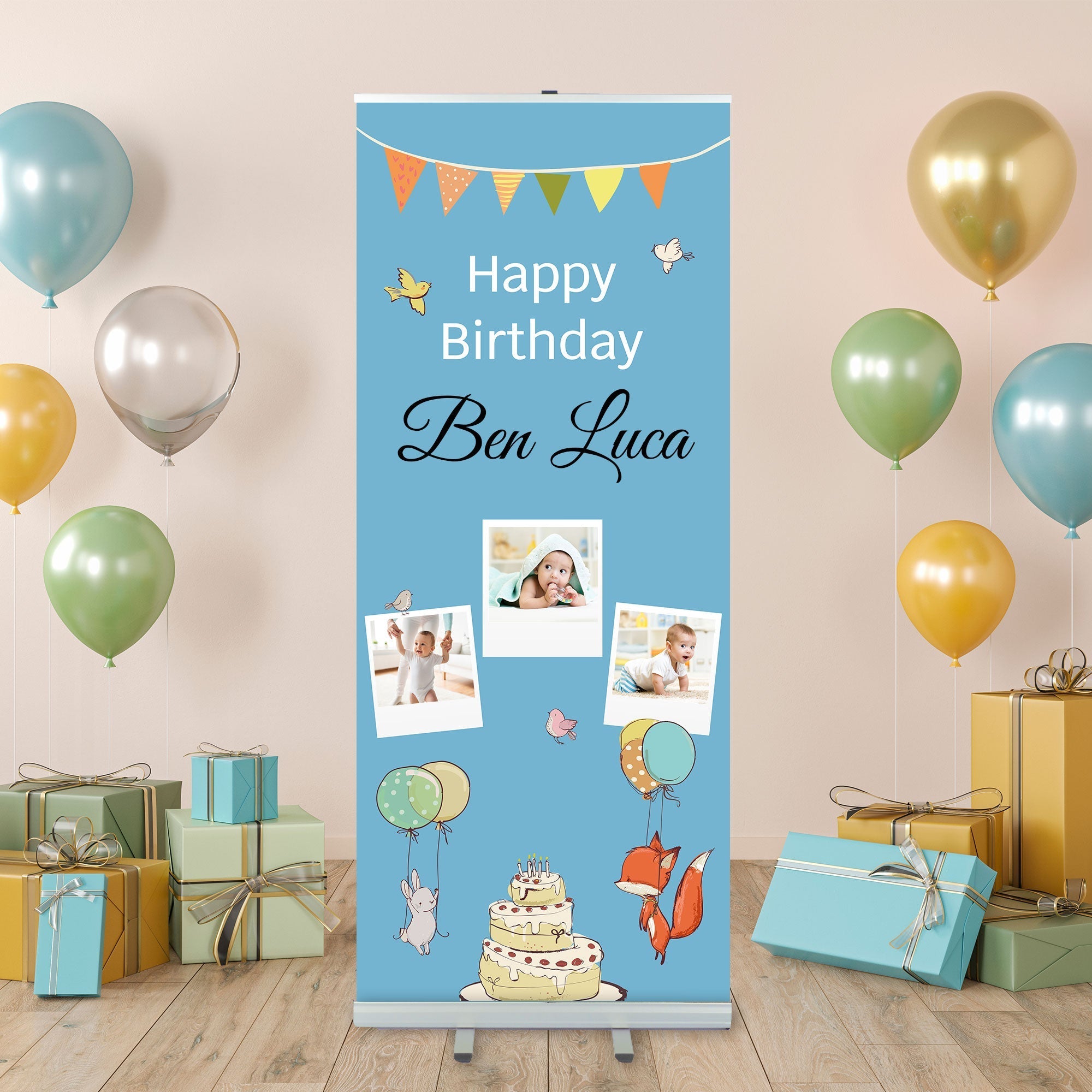 Rollup Aufsteller, hier in blau zum selbst gestalten für eine Kinder-Geburtstagsfeier mit Namen und Fotos. Als Dekoidee steht das Rollup Banner auf dem Boden neben Ballons und Geschenken für einen Geburtstag.