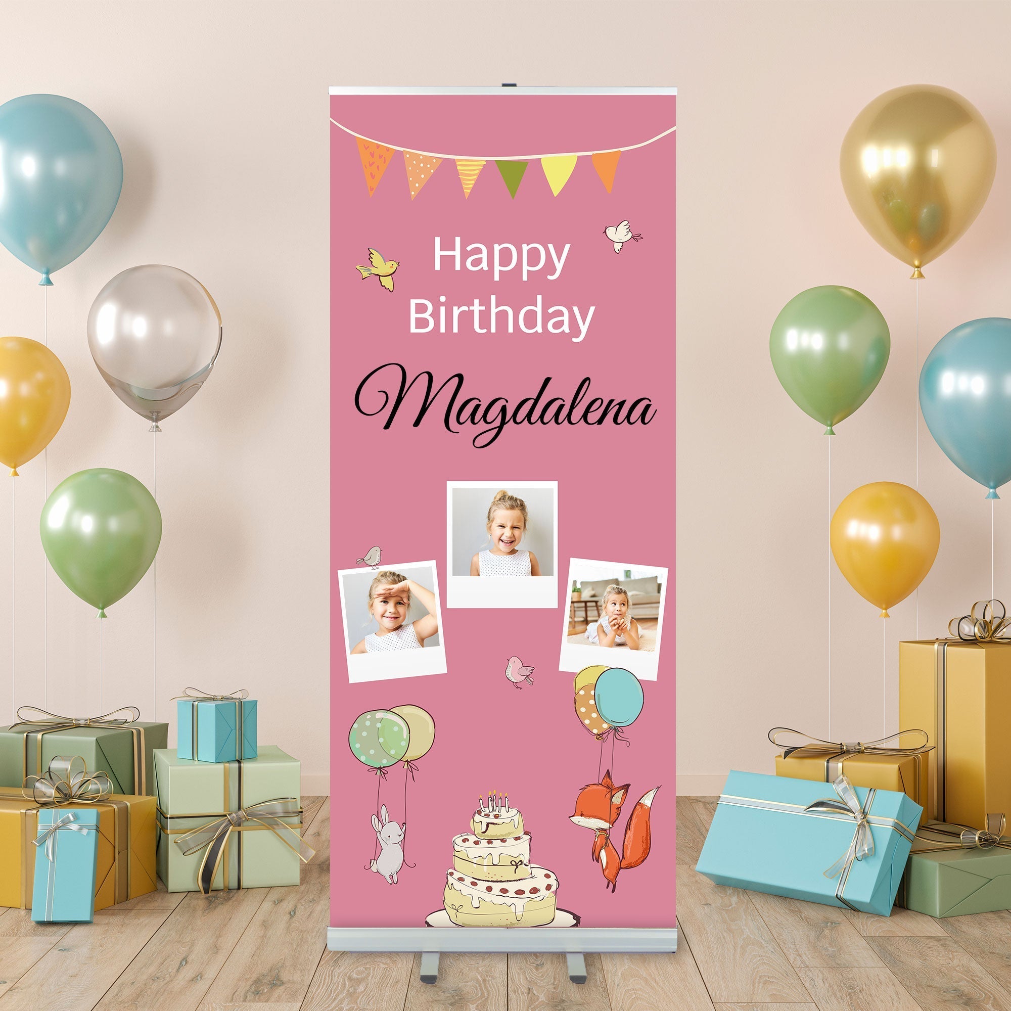 Rollup Aufsteller, hier in rosa zum selbst gestalten für eine Kinder-Geburtstagsfeier mit Namen und Fotos. Als Dekoidee steht das Rollup Banner auf dem Boden neben Ballons und Geschenken für einen Geburtstag.