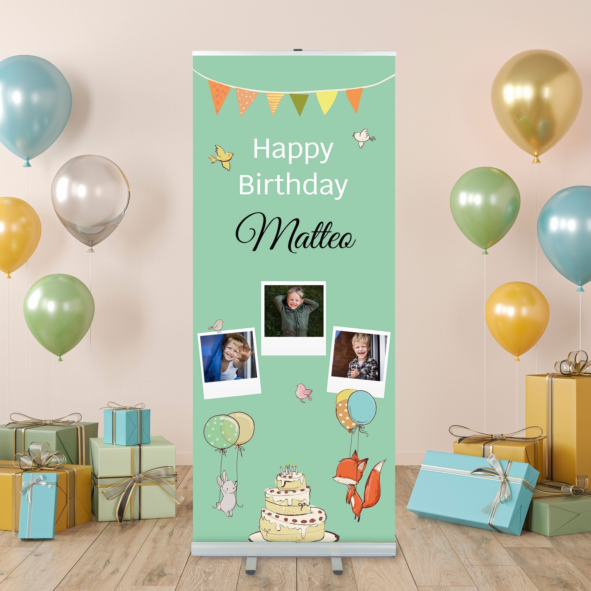 Rollup Aufsteller, hier in grün zum selbst gestalten für eine Kinder-Geburtstagsfeier mit Beispiel-Namen Matteo und Fotos. Als Dekoidee steht das Rollup Banner auf dem Boden neben Ballons und Geschenken für einen Geburtstag.