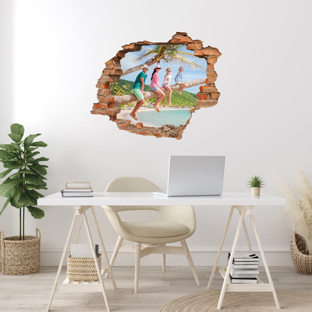 3D-Wandtattoo mit realistischem Mauerdurchbruch-Effekt und tropischem Familien-Urlaubsfoto – kreative Wanddekoration von Printmondo. Hier an einer weissen Wand über einem Schreibtisch verklebt.