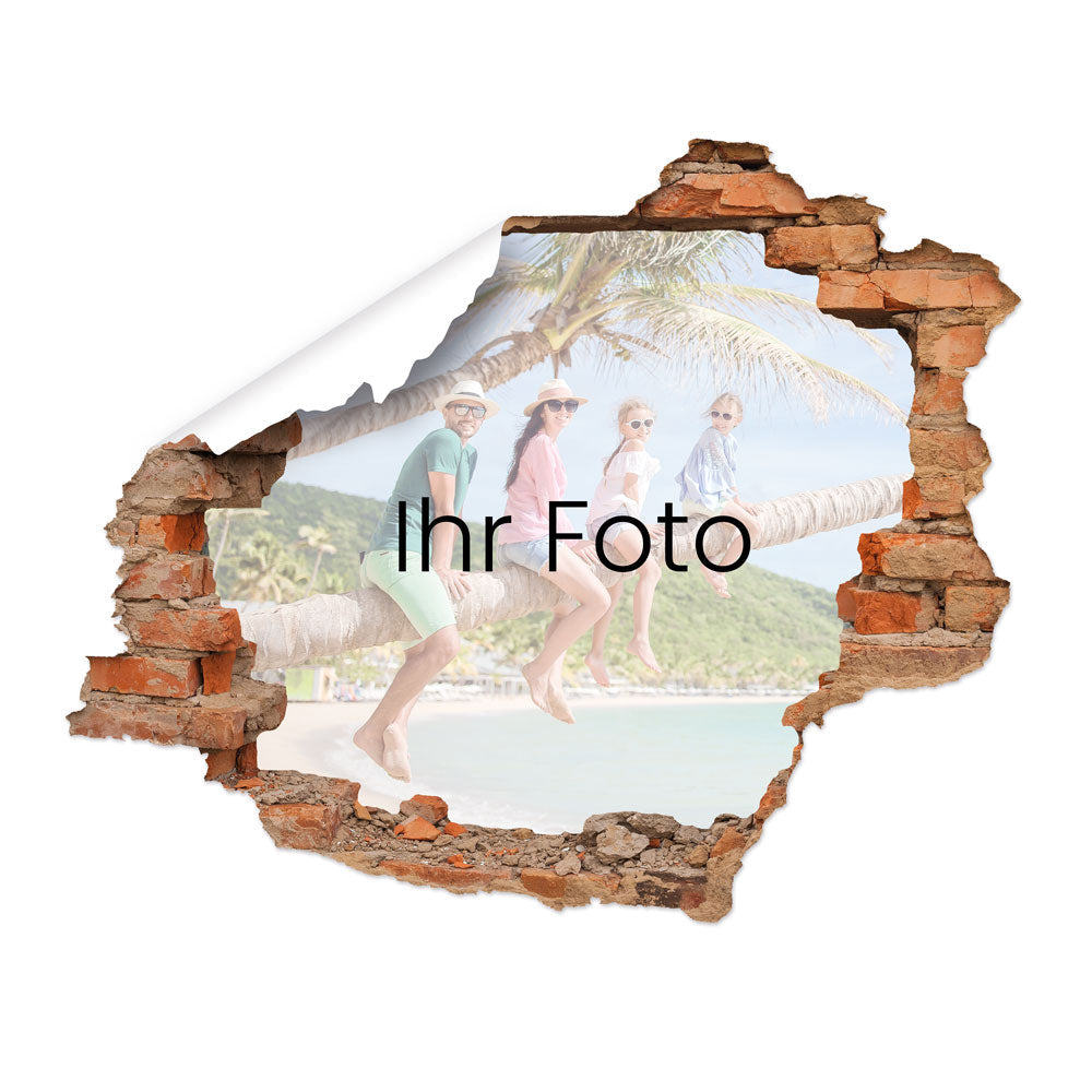 Wandaufkleber/Wandtatto "Wanddurchbruch" mit roten Ziegeln, personalisierbar mit Ihrem Foto. Eine schöne, individuelle Dekoration für Ihre Wand. Hier an der Ecke aufgerollt als Beispiel mit einer Familie am Strand.