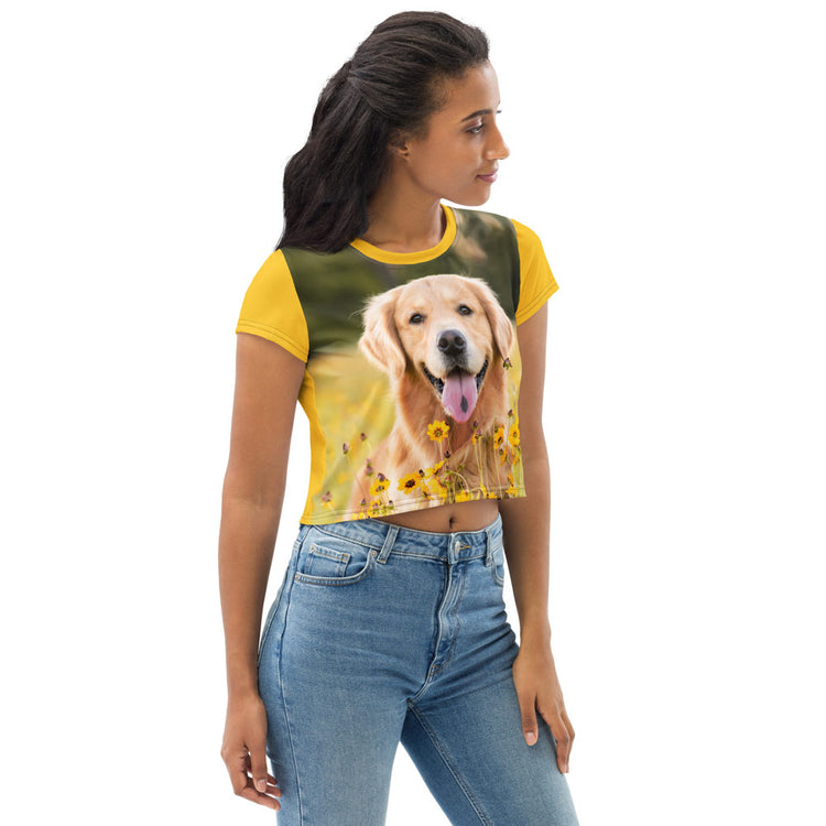 Junge Frau trägt ein gelbes Crop-T-Shirt mit einem großen Fotodruck eines lächelnden Golden Retrievers in einem Blumenfeld. Perfekt für Hundeliebhaber und sommerliche Streetwear-Outfits.