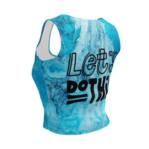 Blaues Crop-Top mit Marmor-Design und der motivierenden Aufschrift 'Let's Do This' in schwarzer Schrift auf dem Rücken. Ideal für Fitness, Yoga oder als stylische Streetwear