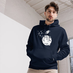 Ein Mann trägt einen dunkelblauen Hoodie mit einem individuell bedruckten Weltraum-Design. Das Motiv zeigt einen illustrierten Mond mit einem Gesicht, umgeben von Sternen und einem herabfallenden Meteoriten. Der Hoodie hat eine Kapuze mit Kordelzug und eine große Fronttasche. Perfekt für Streetwear-Fans, die ein einzigartiges Design mit kosmischen Elementen suchen.