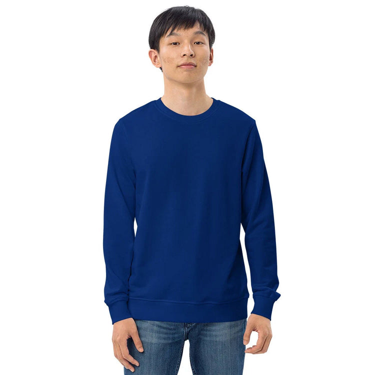 Ein Mann trägt einen klassischen blauen Unisex-Pullover mit Rundhalsausschnitt und langen Ärmeln. Der Sweatshirt-Stoff ist weich und bequem, ideal für den Alltag oder individuelle Designs. Die schlichte, zeitlose Optik macht ihn vielseitig kombinierbar.