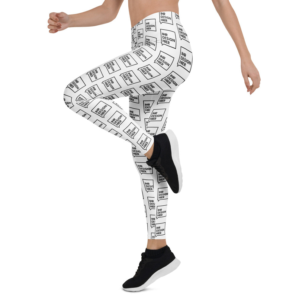 Frau trägt weiße Sport-Leggings mit wiederholtem Muster der Aufschrift 'Ihr Design hier', während sie in einer sportlichen Pose steht. Perfekt für personalisierte Sportbekleidung, Fitness und individuelle Mode.