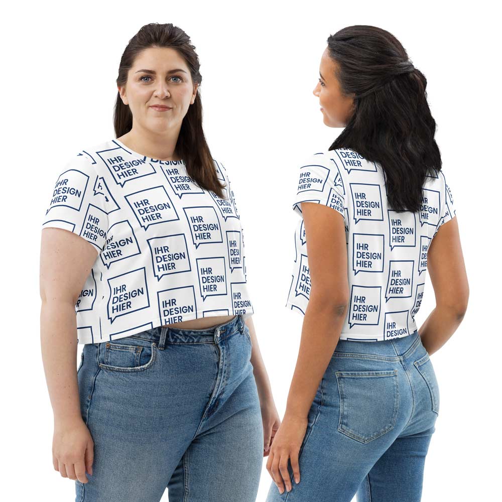 Zwei Frauen tragen ein individuell gestaltbares Crop-T-Shirt mit einem wiederholten Muster der Aufschrift 'Ihr Design hier'. Perfekt für personalisierte Mode, Werbezwecke oder kreative Streetwear-Looks.