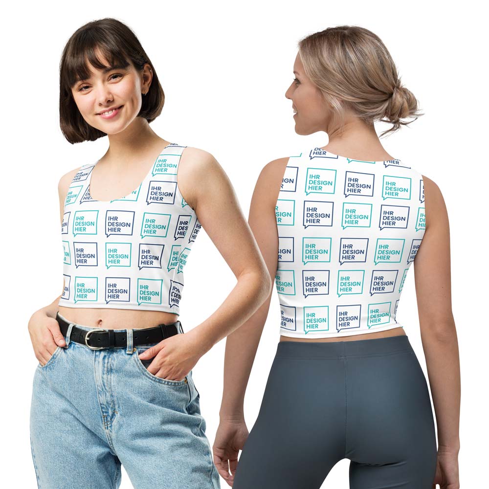 Zwei Frauen präsentieren ein individuell gestaltbares Crop-Top mit einem Kachelmuster und der Aufschrift 'Ihr Design hier'. Perfekt für personalisierte Mode, Sport oder Streetwear