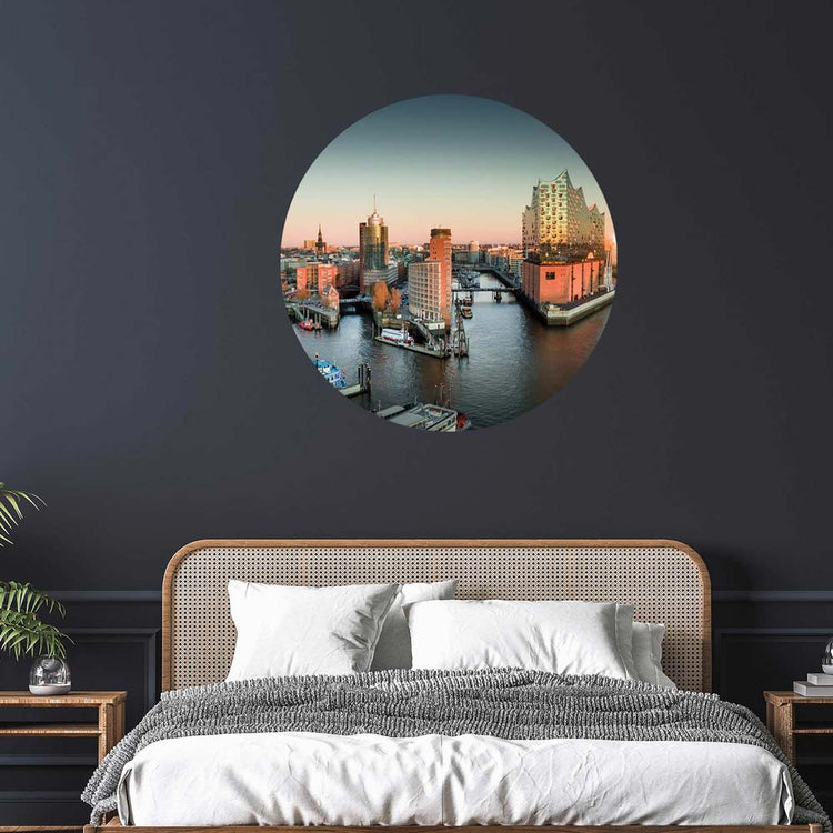 Runder Wandsticker "Hamburg Hafen" über Bett aus Rattan 