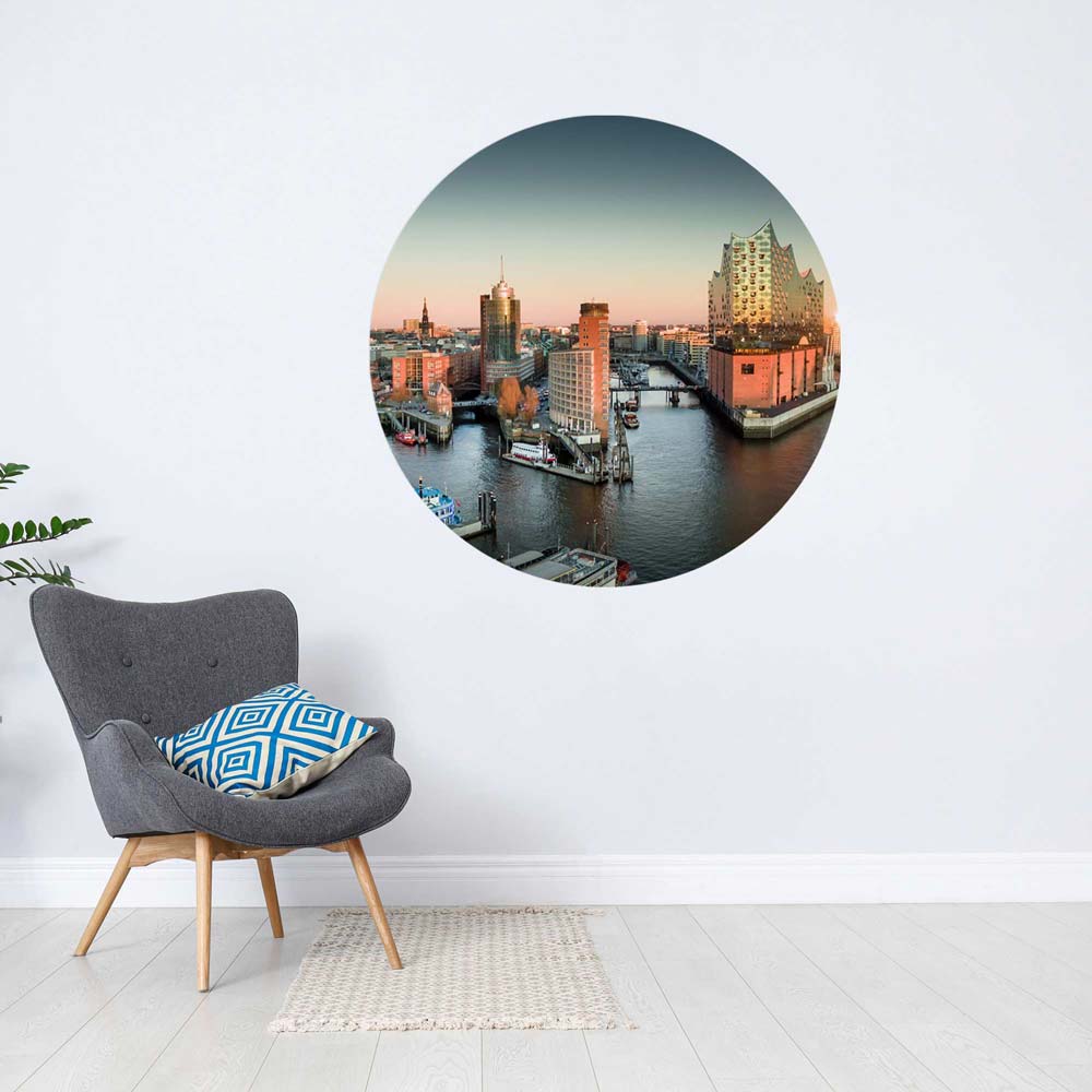 Runder Wandsticker "Hamburg Hafen" mit grauem Sessel 