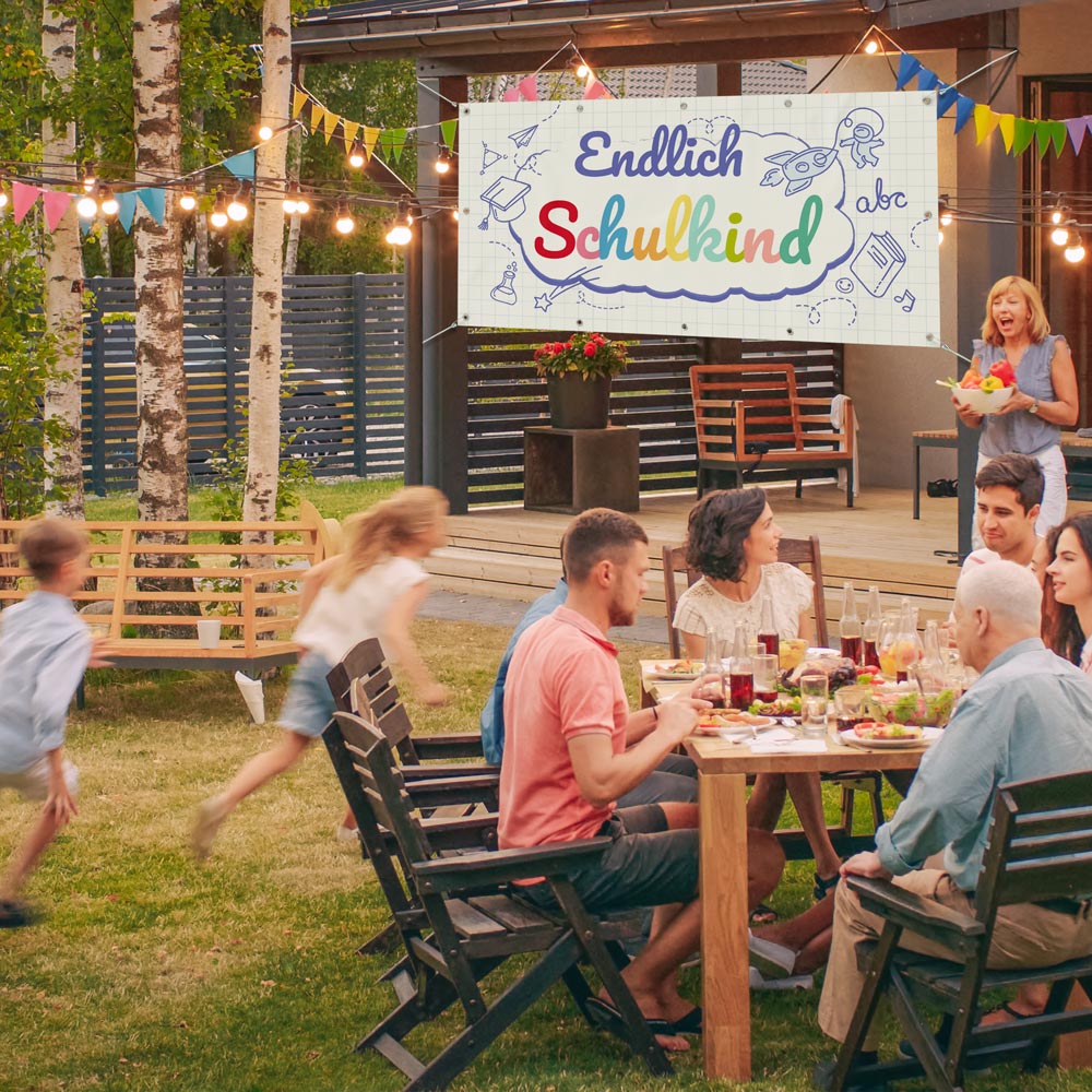 Banner zur Einschulung "Endlich Schulkind" Weiß Beipiel bei einer Gartenfeier