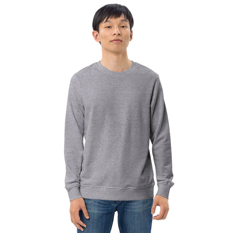 Ein Mann trägt ein klassisches, graues Sweatshirt mit Rundhalsausschnitt. Das Sweatshirt hat eine bequeme Passform und besteht aus weichem Stoff, ideal für den Alltag oder einen lässigen Look.