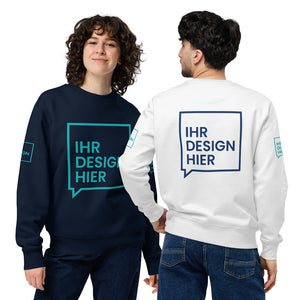 Ein Mann und eine Frau tragen individuell bedruckte Sweatshirts in Navyblau und Weiß. Das Design auf der Vorder- und Rückseite besteht aus einem großen, rechteckigen Rahmen mit der Aufschrift „Ihr Design Hier“. Zusätzlich befinden sich kleinere Versionen des Motivs auf den Ärmeln. Die Sweatshirts haben einen klassischen Rundhalsausschnitt und gerippte Bündchen für eine bequeme Passform. Perfekt für personalisierte Prints und individuelle Mode.