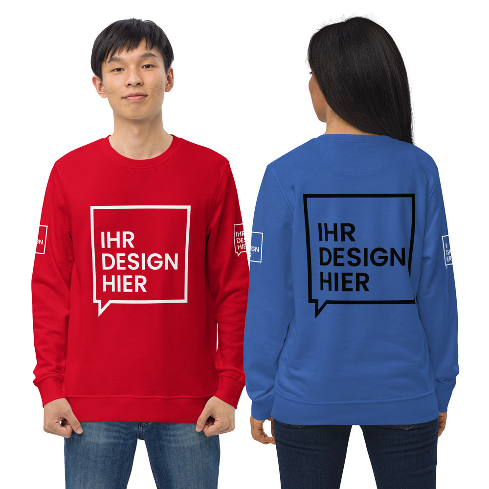 Zwei Personen tragen individuelle Sweatshirts mit einem personalisierbaren Design. Der Mann links trägt einen roten Pullover mit einem weißen quadratischen Rahmen und dem Schriftzug „IHR DESIGN HIER“ auf der Vorderseite. Die Frau rechts trägt einen blauen Pullover mit demselben Design in Schwarz auf der Rückseite. Beide Sweatshirts haben zusätzlich kleine Design-Elemente auf den Ärmeln. Ideal für personalisierte Mode und individuelle Gestaltung.