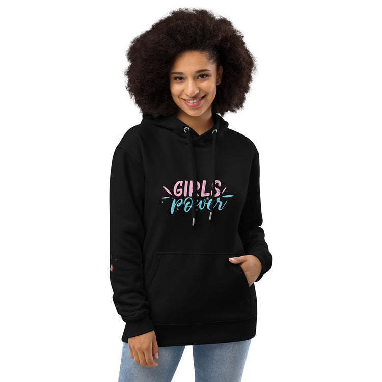 Eine Frau trägt einen schwarzen Hoodie mit Kapuze und Kängurutasche. Auf der Vorderseite ist der Schriftzug „GIRLS POWER“ in pink-blauem Design aufgedruckt. Der Hoodie hat eine bequeme Passform, weiches Material und sorgt für einen lässigen Look. Ideal für alle, die ein starkes Statement setzen möchten.