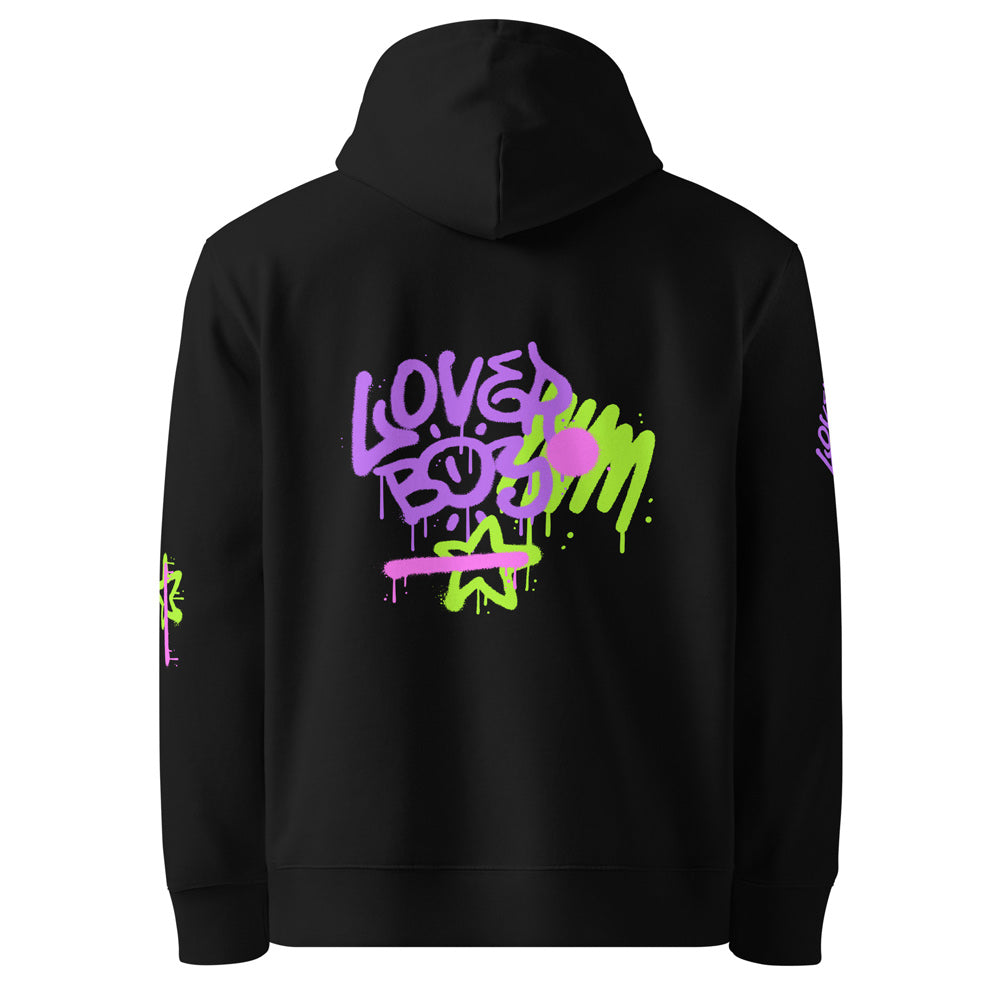 Ein schwarzer Hoodie mit einem auffälligen Graffiti-Design auf der Rückseite in Neonfarben. Die Worte „LOVER BOY“ sind in lila und grün mit Sprühfarben-Effekt gestaltet, begleitet von einem Smiley, Stern und künstlerischen Farbklecksen. Das moderne Streetwear-Design verleiht dem Hoodie eine urbane und trendige Optik. Perfekt für Individualisten, die einen einzigartigen Style lieben.