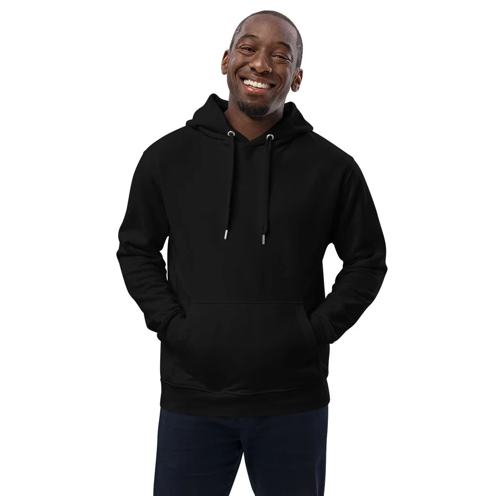 Ein Mann mit einem schlichten schwarzen Hoodie, der lässig und bequem sitzt. Der Hoodie verfügt über eine Kapuze mit Kordelzug und eine klassische Kängurutasche. Perfekt für einen minimalistischen Look oder als Basis für individuelle Designs und Prints. Das Material wirkt weich und hochwertig, ideal für den Alltag oder gemütliche Freizeitoutfits.