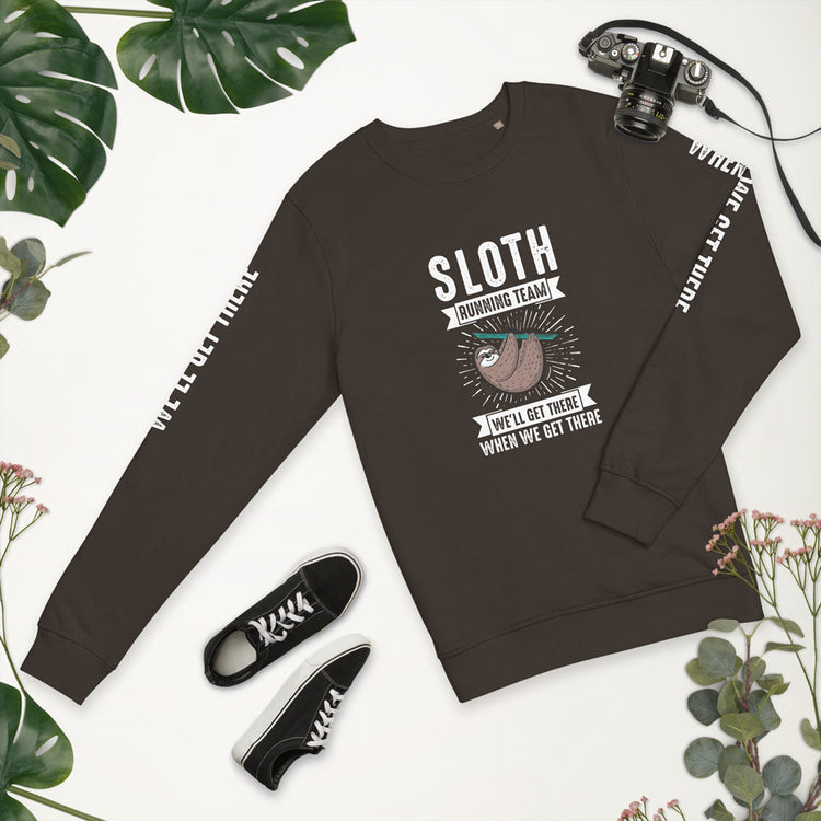 Schwarzer Pullover mit lustigem Sloth Running Team Design, flach gelegt mit Sneakern und Kamera als Dekoration. Perfekt für gemütliche Tage oder als Geschenk für Faultier-Liebhaber.