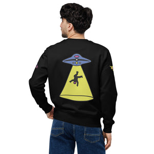 Ein Mann trägt ein schwarzes Sweatshirt mit einem auffälligen, bunten UFO-Print auf der Rückseite. Das Design zeigt ein UFO, das mit einem Lichtstrahl eine Person in die Luft zieht. Das Sweatshirt hat einen klassischen Schnitt mit gerippten Bündchen und ist aus weichem Stoff gefertigt. Die Ärmel sind mit zusätzlichen kleinen Prints versehen, die das Design ergänzen. Perfekt für Streetwear-Liebhaber und als individuell bedrucktes Fashion-Statement.