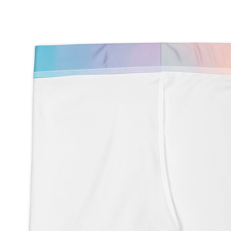 Detailansicht des Bundes einer weißen Sport-Leggings mit dezentem Pastell-Ombré-Farbverlauf in Blau, Lila und Rosa. Hochwertige Verarbeitung mit elastischer Naht für optimalen Tragekomfort.