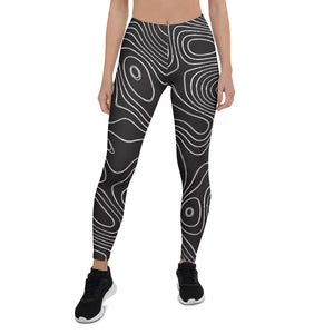 Schwarze Sport-Leggings mit weißem topografischen Linienmuster, inspiriert von Höhenlinien. Enganliegend und elastisch, perfekt für Fitness, Yoga oder stylische Streetwear.