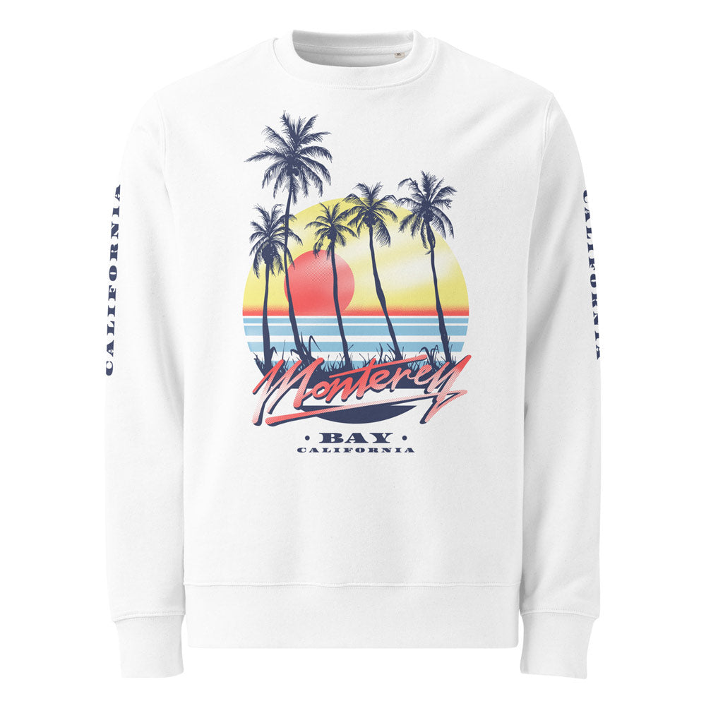 Ein weißes Sweatshirt mit Rundhalsausschnitt und gerippten Bündchen, bedruckt mit einem farbenfrohen Monterey Bay Design. Das Motiv zeigt eine tropische Szenerie mit Palmen, Sonnenuntergang und Ozean im Retro-Stil. Auf den Ärmeln befindet sich der Schriftzug "California". Das Sweatshirt ist individuell bedruckbar und ideal für einen lässigen Look mit Vintage-Charme. Perfekt für Strandliebhaber und Fans von Kalifornien-inspirierten Designs.