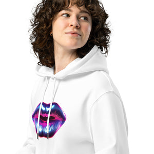 Eine Frau trägt einen weißen Hoodie mit individuell bedrucktem Design. Auf der Vorderseite befindet sich ein auffälliger Neon-Lippen-Print in Blau und Pink mit glänzendem 3D-Effekt. Der Hoodie hat eine große Kapuze mit Kordelzug und wirkt bequem und stylisch. Perfekt für individuelle Looks und auffällige Streetwear-Mode.