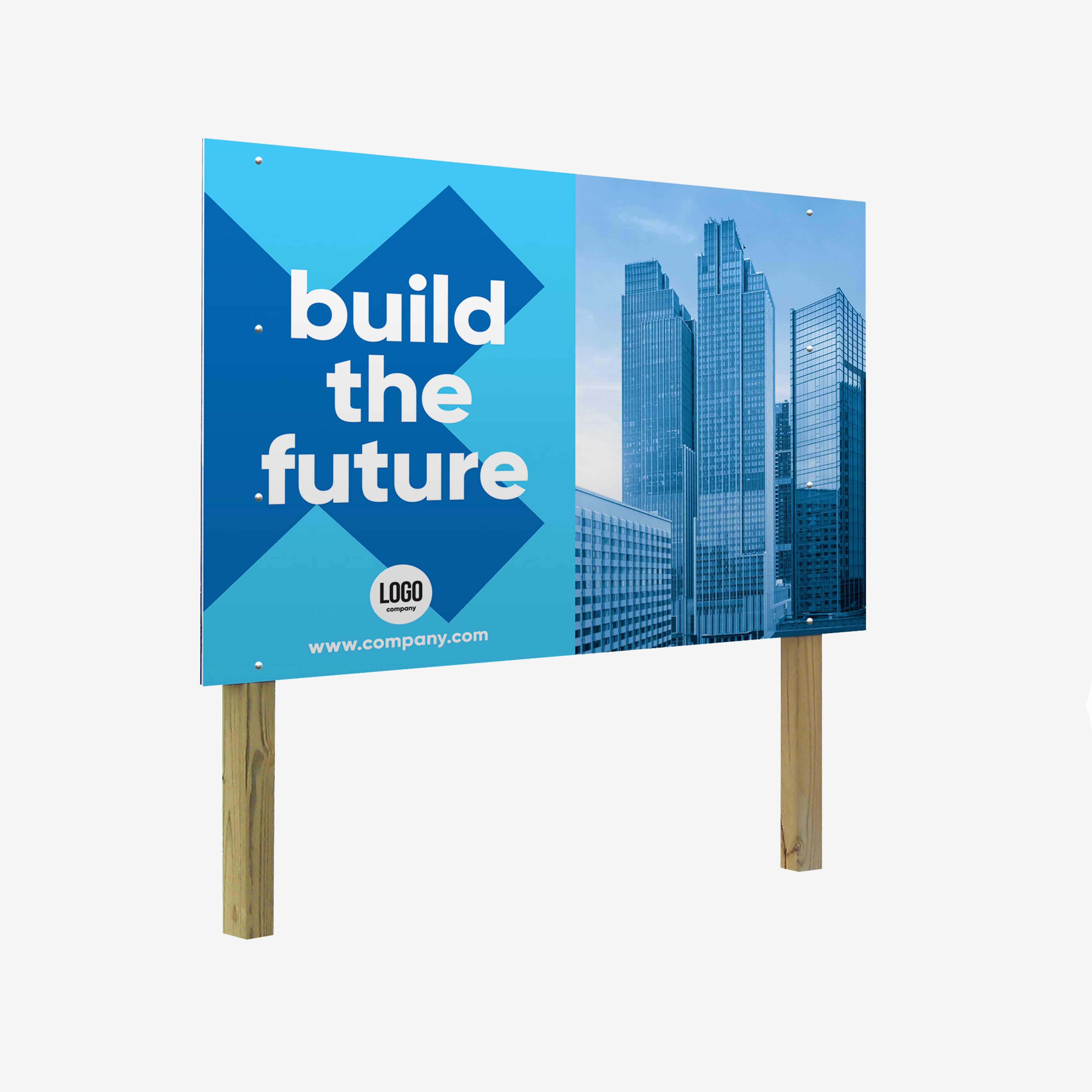 Blaues Werbeschild mit der Aufschrift 'Build the Future', Firmenlogo und moderner Hochhaus-Skyline im Hintergrund. Das Schild ist auf zwei Holzpfosten montiert und eignet sich für Baustellenwerbung oder Unternehmenspräsentationen.