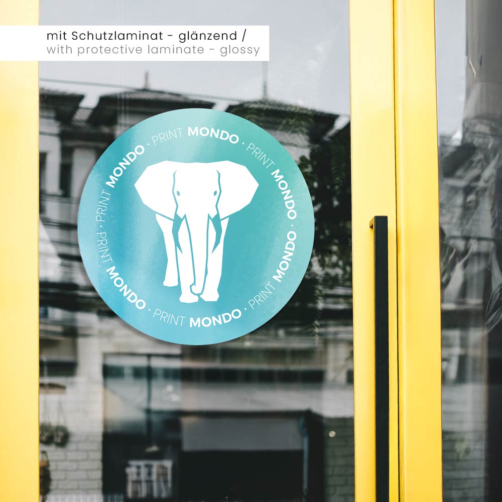Aufkleber Eco Druckbeispiel mit glänzendem Schutzlaminat an einem Schaufenster, von außen verklebt.