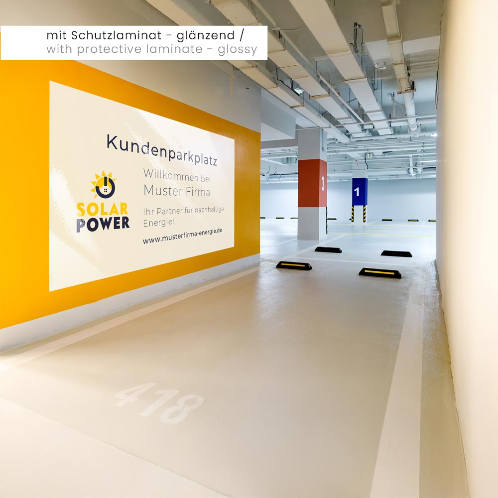 Aufkleber mit Sperrschicht und glänzendem Schutzlaminat, perfekt auch für gelbe Wände geeignet. Das Bild zeigt ein Parkhaus mit personalisiertem Firmenparklplatz.