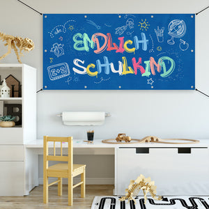 Banner Einschulung "Endlich Schulkind Blau" im Kinderzimmer über Schreibtisch hängend