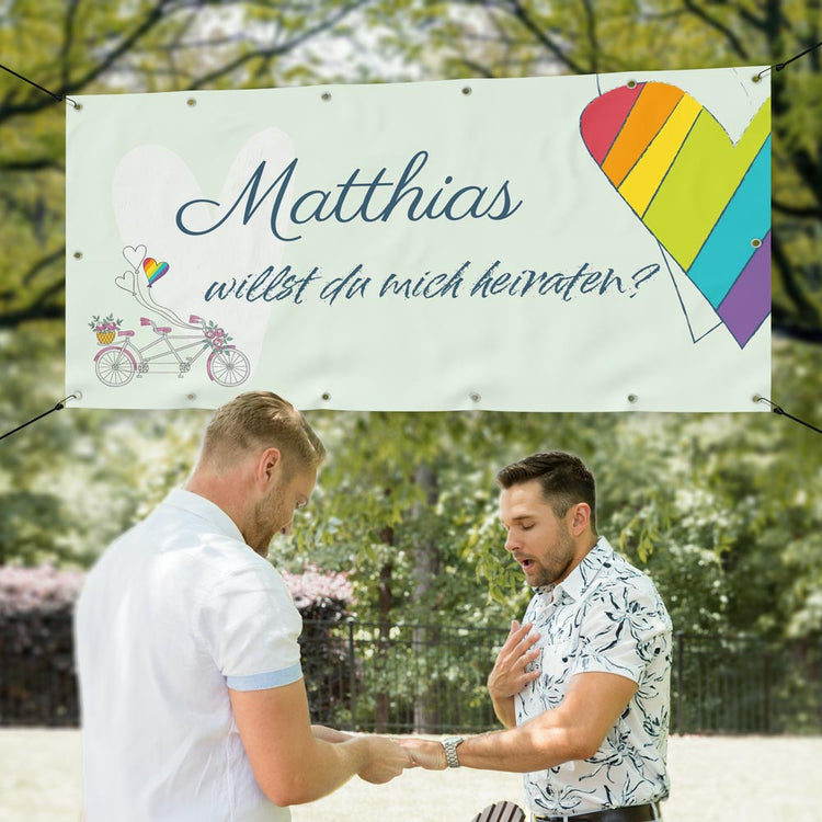 Banner Heiratsantrag "Regenbogen" zum Personalisieren, Beispielbild mit Pärchen