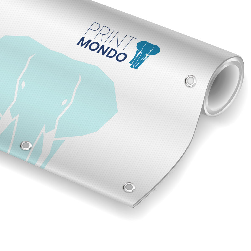 PVC Banner mit Saum und Ösen, eingerollt, in weiss, hier mit einem Beispieldruck in türkis/ blau mit dem Print Mondo Elefanten Logo.