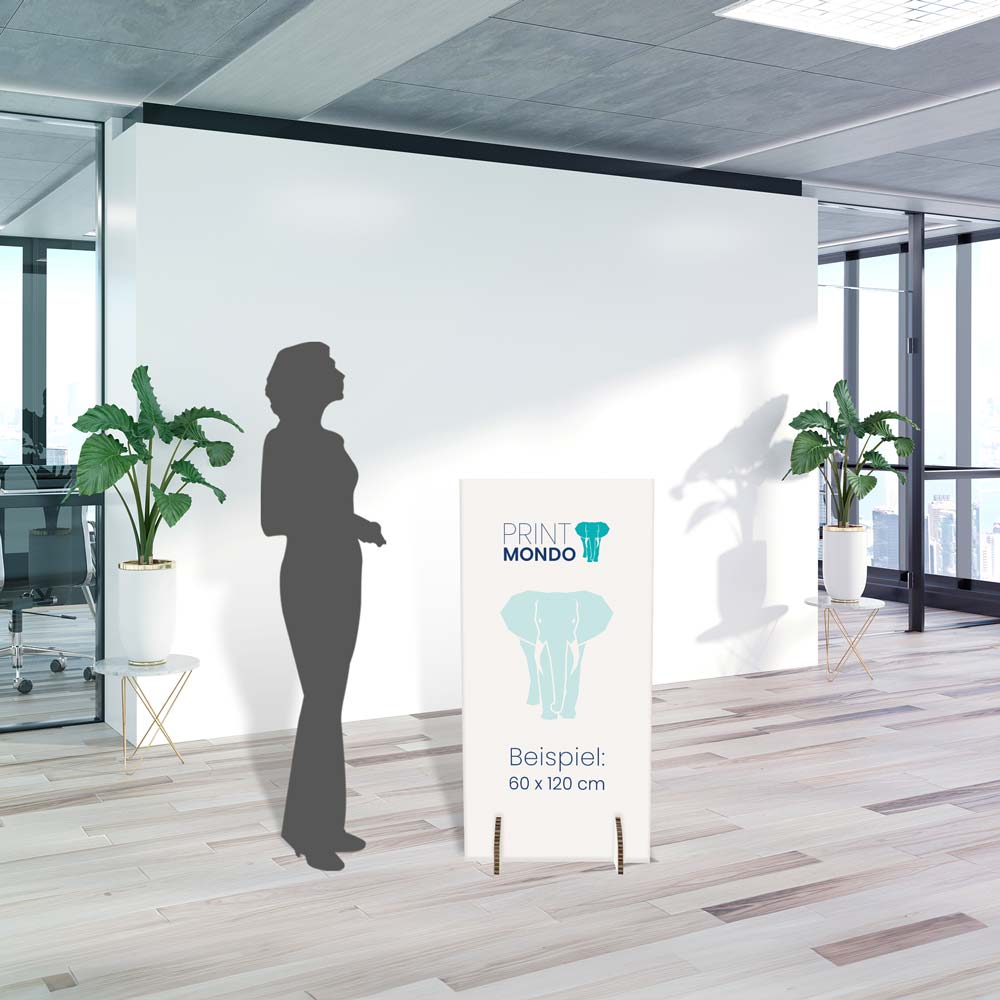 Ihr Motiv hier auf 60 x 120 cm großes und 16mm starkes Pappdisplay. Umweltbewusst und mit den offenen Pappwaben ein schöner Blickfang. Hier im Büro neben einer Schattenfrau, bedruckt mit dem Print Mondo Logo in weiss und türkis.
